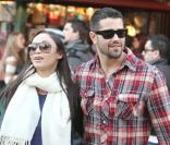 Jesse Metcalfe, le beau jardinier de Desperate Housewives, bien accompagné en cette belle journée à L.A., fait son shopping de Noël le 23 décembre 2009 