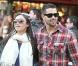 Jesse Metcalfe, le beau jardinier de Desperate Housewives, bien accompagné en cette belle journée à L.A., fait son shopping de Noël le 23 décembre 2009