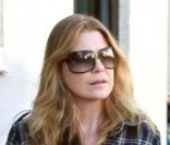 Ellen Pompeo a choisi Yves Saint Laurent, entre autres, pour son shopping de Noël le 23 décembre 2009 
