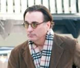 Andy Garcia court plus vite que son ombre à Los Angeles le 23 décembre pour trouver les cadeaux de Noël<br />