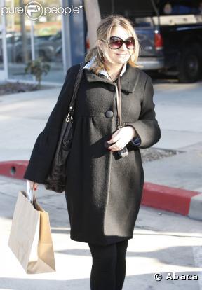 Rebecca Gayheart, madame Eric Dane de Grey's Anatomy qui attend son premier enfant, fait ses courses avec un ami ce qui lui permet de rire tout en faisant des emplettes à Los Angeles le 22 décembre 2009.