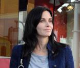 Courteney Cox va faire les courses avec sa fille Coco à Los Angeles le 22 décembre 2009, elle a déjà trouvé des cadeaux chez Taschen, de beaux livres certainement.