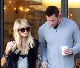Paris Hilton utilise la bonne excuse de Noël pour faire encore plus de shopping le 23 décembre 2009 et a demandé expressement à son amoureux Doug Reinhardt de venir pour l\'aider à porter les sacs...<br />