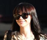 Christina Ricci est aussi dans la cité des Anges pour faire son shopping le 23 décembre 2009. Toujours aussi craquante, elle a dû prévoir de gâter ses proches dont son petit-ami Curtis Buchanan.