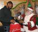 Usher fait son shopping avec... le père Noël lui-même ! Dans le Macy's Herald Square à New York le 17 décembre 20009, le chanteur a remis sa liste de cadeaux en lui disant qu'il a été très sage... sauf avec sa femme Tameka dont il a divorcé.