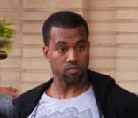Kanye West, discret pour une fois, s'affaire à New York le 23 décembre 2009 pour trouver la perle rare. S'agirait-il du cadeau à offrir à son amoureuse, la sulfureuse Amber Rose ? 