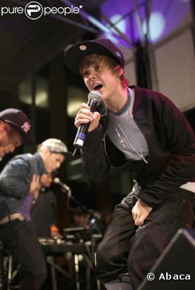 Justin Bieber, le nouveau phénomène pop canadien, a bluffé l'Amérique en étant l'invité privilégié de Barack Obama pour interpréter un chant de Noël.