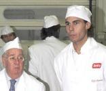 Dans le cadre d'un partenariat avec la marque de biscuits industriels Quely, Rafael Nadal, champion de tennis, visite l'usine de cookies située dans sa ville natale de Palma de Majorque.