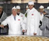 Dans le cadre d'un partenariat avec la marque de biscuits industriels Quely, Rafael Nadal, champion de tennis, visite l'usine de cookies située dans sa ville natale de Palma de Majorque.
