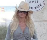 Victoria Silvstedt se balade seule sur une plage de Miami. 29/12/09