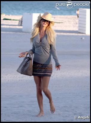 Victoria Silvstedt se balade seule sur une plage de Miami. 29/12/09