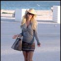 Quand Victoria Silvstedt nous dévoile ses jolies jambes... lors d'une balade à la fraîche !