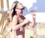 Molly Sims danse et fait un véritable show autour de la piscine lors de ses vacances à Mexico le 30 décembre 2009
