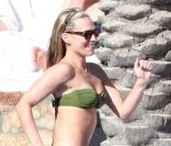 Molly Sims danse et fait un véritable show autour de la piscine lors de ses vacances à Mexico le 30 décembre 2009