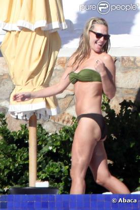 Molly Sims danse et fait un véritable show autour de la piscine lors de ses vacances à Mexico le 30 décembre 2009