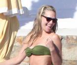 Molly Sims danse et fait un véritable show autour de la piscine lors de ses vacances à Mexico le 30 décembre 2009