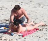 Thomas Kretschmann et sa compagne Shermine Shahrivar à Saint-Barthélémy le 18 décembre 2009 : la séance de massage avec la crème solaire 