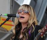 Orianthi a performé sur le tapis orange lors du match opposant les Miami Dolphins aux Steelers de Pittsburgh au stade Landshark le 3 janvier 2010 