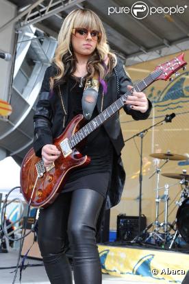 Orianthi a performé sur le tapis orange lors du match opposant les Miami Dolphins aux Steelers de Pittsburgh au stade Landshark le 3 janvier 2010 