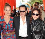 Jennifer Lopez et Marc Anthony au côté de Gloria Estefan au stade Landshark de Miami pour assister au match opposant les Miami Dolphins aux Steelers de Pittsburgh le 3 janvier 2010