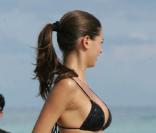 Même à la retraite, le charme du ballon rond continue à opérer, ce n'est pas Christian Vieri - ex Inter Milan - qui vous dira le contraire, sa belle italienne Melissa Satta a une plastique... i-rré-pro-cha-ble !  