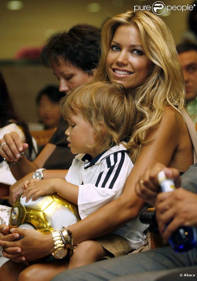Le brillant attaquant du Real de Madrid, Rafael Van Der Vaart a séduit la sublime Sylvie ! Sous des yeux si ravissants, pas question de rater un but ! 