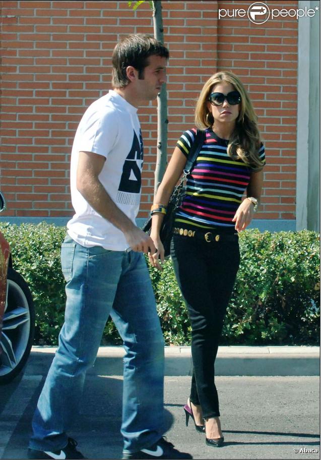 Le brillant attaquant du Real de Madrid, Rafael Van der Vaart a séduit la sublime Sylvie. Dans une beauté telle, pas question de rater un but ! Définitivement la plus sexy des supportrices... 