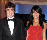 Devant le pilote F1, Fernando Alonso, la ravissante Raquel del Rosario n'a pas pû résister ! Pour eux... tout roule !
 &nbsp; 
 