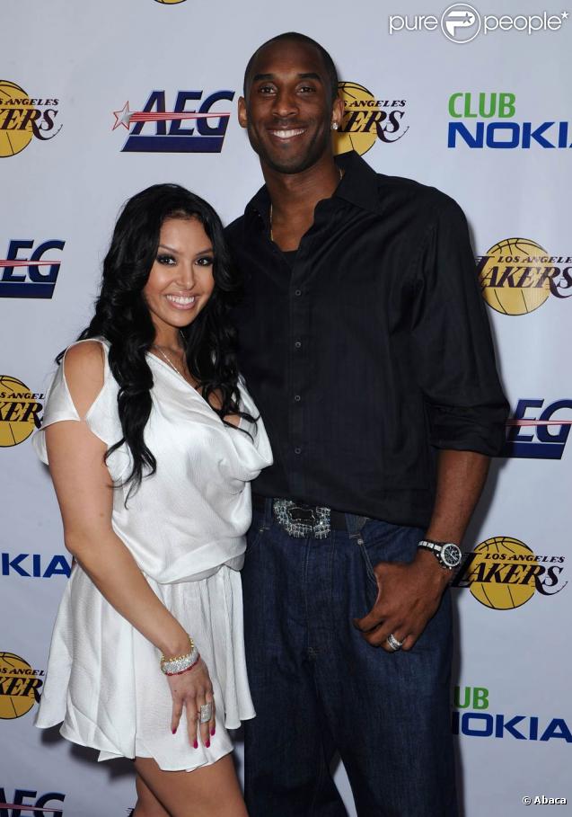 Au côté de son Kobe Bryant de mari, Vanessa est... toute petite ! Mais l'amour qui lie le Black Mamba des Lakers à sa femme, lui, est immense ! 