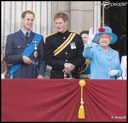 Les Princes William et Harry au côté de la reine Elizabeth II d'Angleterre