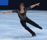 Brian Joubert patine sur L'assasymphonie chantée en live par Florent Mothe, lors du gala de Noël de Courchevel 2009