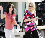 Courteney Cox et Busy Philipps, sur le tournage de la série Cougar Town, le 11 janvier à Culver City (Californie).