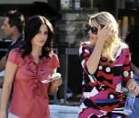 Courteney Cox et Busy Philipps, sur le tournage de la série Cougar Town, le 11 janvier à Culver City (Californie).
