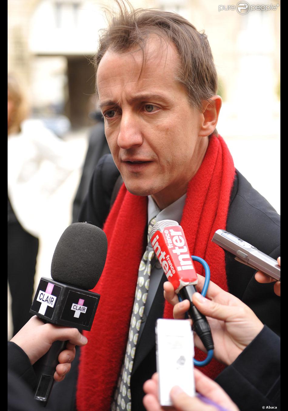 http://static1.purepeople.com/articles/5/47/87/5/@/346195-christophe-barbier-950x0-3.jpg