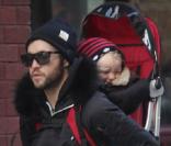 Pete Wentz porte son petit Bronx Mowgli sur le dos pour une petite promenade à New York le 14 janvier 2010