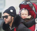 Pete Wentz porte son petit Bronx Mowgli sur le dos pour une petite promenade à New York le 14 janvier 2010