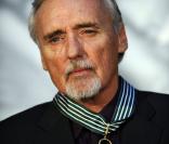 Dennis Hopper reçoit l'ordre de commandeur de la légion d'honneur en octobre 2008 