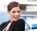 Ashley Greene, très câline avec son chien, dans les rues de West Hollywood, le 15 janvier 2010.
