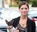 Ashley Greene, très câline avec son chien, dans les rues de West Hollywood, le 15 janvier 2010.