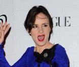 Juliette Lewis avait finalement quitté son pantalon de cuir fétiche pour une robe d'un bleu aussi électrique que... sa guitare ! Même dans une robe glamour, Juliette sait comment garder sa nature rock'n'roll lors du gala de charité The Art of Elysium
