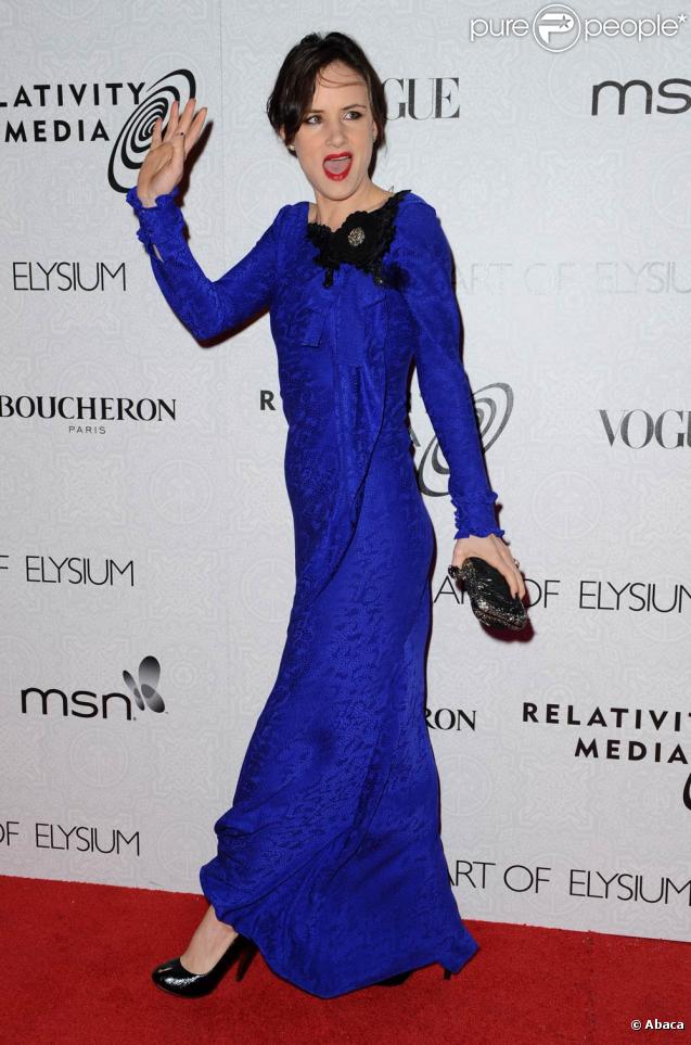 Juliette Lewis avait finalement quitté son pantalon de cuir fétiche pour une robe d'un bleu aussi électrique que... sa guitare ! Même dans une robe glamour, Juliette sait comment garder sa nature rock'n'roll lors du gala de charité The Art of Elysium