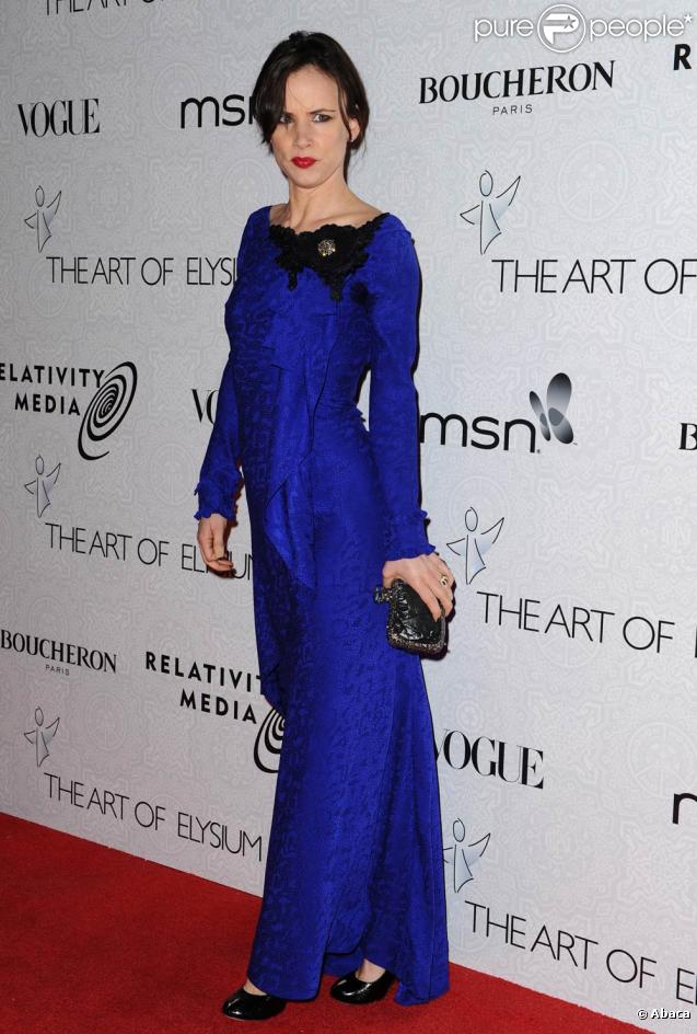 Juliette Lewis avait finalement quitté son pantalon de cuir fétiche pour une robe d'un bleu aussi électrique que... sa guitare ! Même dans une robe glamour, Juliette sait comment garder sa nature rock'n'roll lors du gala de charité The Art of Elysium