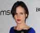 Juliette Lewis avait finalement quitté son pantalon de cuir fétiche pour une robe d'un bleu aussi électrique que... sa guitare ! Même dans une robe glamour, Juliette sait comment garder sa nature rock'n'roll lors du gala de charité The Art of Elysium