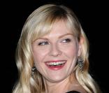 Kirsten Dunst avait joué la carte de la sobriété dans une robe noire un peu vieillote, lors du gala de charité The Art of Elysium's le 16 janvier 2010 à Los Angeles 