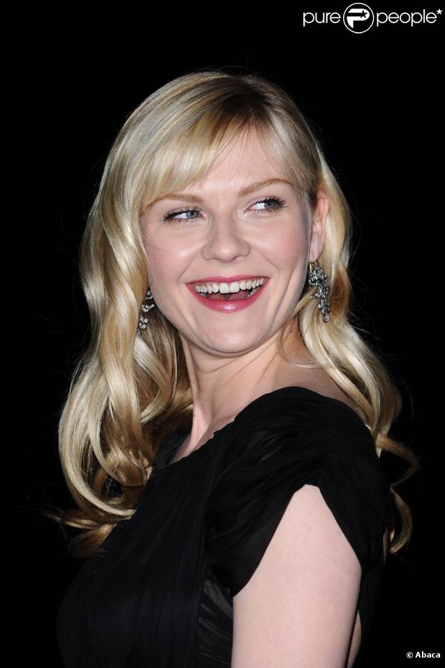 Kirsten Dunst avait joué la carte de la sobriété dans une robe noire un peu vieillote, lors du gala de charité The Art of Elysium's le 16 janvier 2010 à Los Angeles 