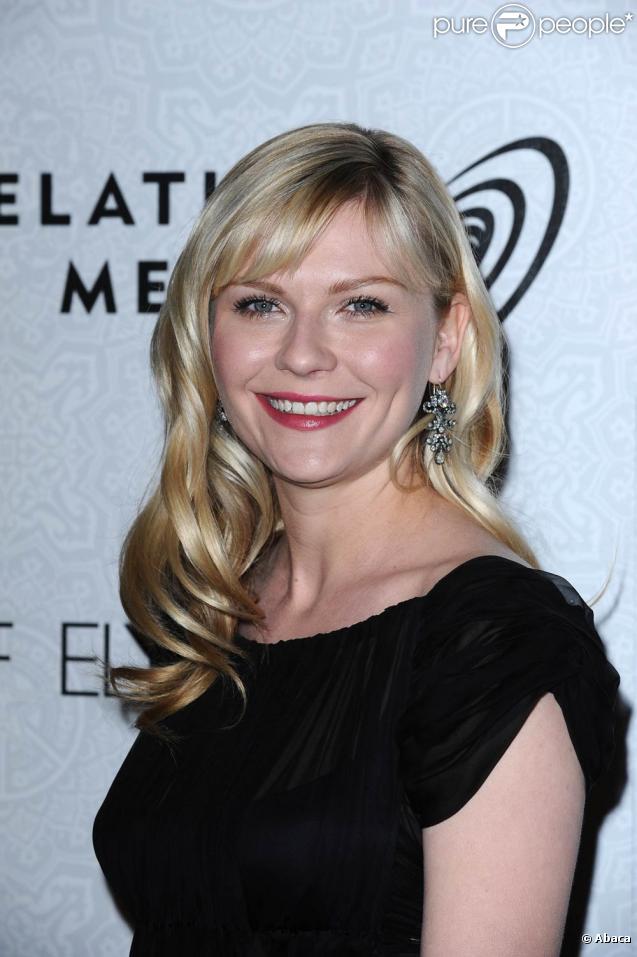 Kirsten Dunst avait joué la carte de la sobriété dans une robe noire un peu vieillote, lors du gala de charité The Art of Elysium's le 16 janvier 2010 à Los Angeles 