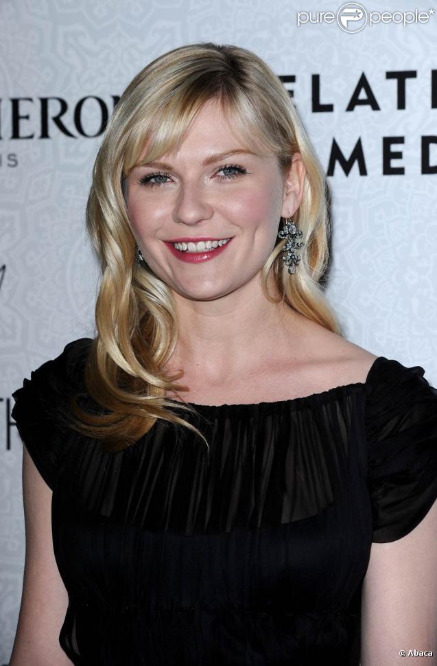 Kirsten Dunst avait joué la carte de la sobriété dans une robe noire un peu vieillote, lors du gala de charité The Art of Elysium's le 16 janvier 2010 à Los Angeles 