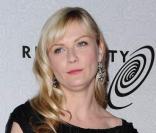 Kirsten Dunst avait joué la carte de la sobriété dans une robe noire un peu vieillote, lors du gala de charité The Art of Elysium's le 16 janvier 2010 à Los Angeles 