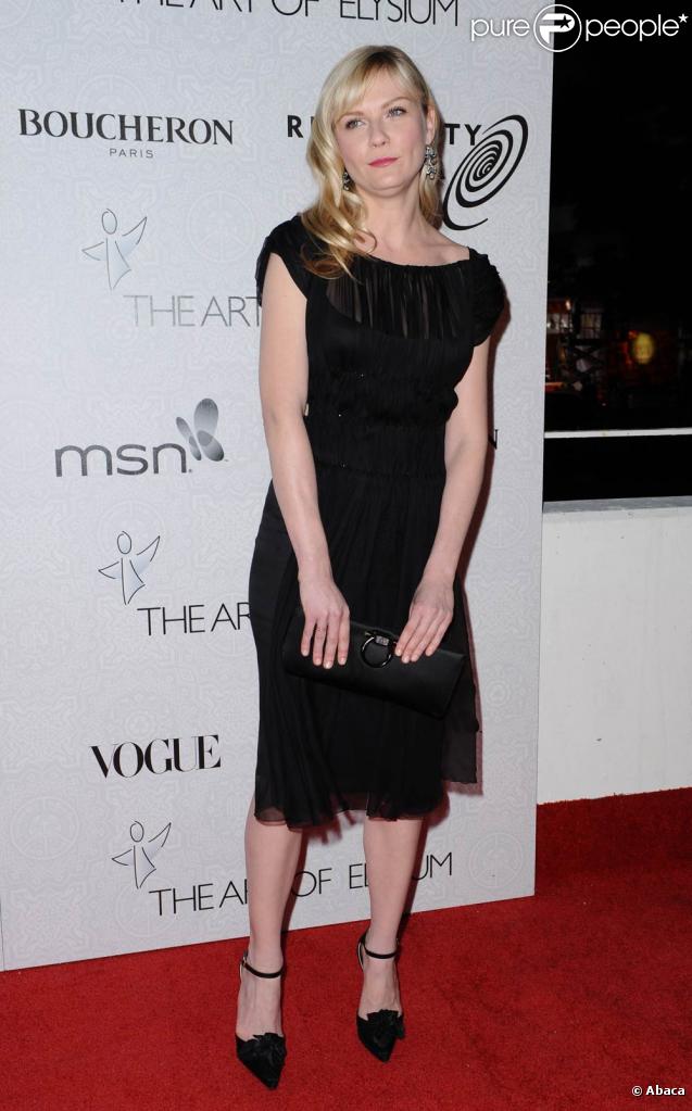Kirsten Dunst avait joué la carte de la sobriété dans une robe noire un peu vieillote, lors du gala de charité The Art of Elysium's le 16 janvier 2010 à Los Angeles 