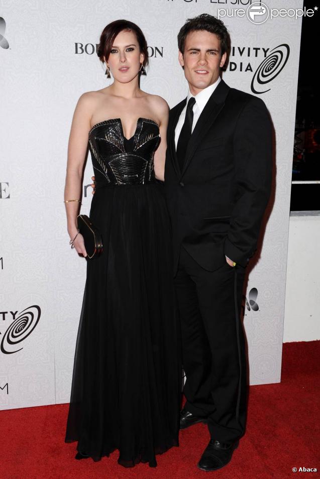 Rumer Willis ne peut plus quitter son homme, Micah Albert d'une semelle lors du gala de charité The Art of Elysium's le 16 janvier 2010 à Los Angeles. Un couple parfaitement bien assorti !  